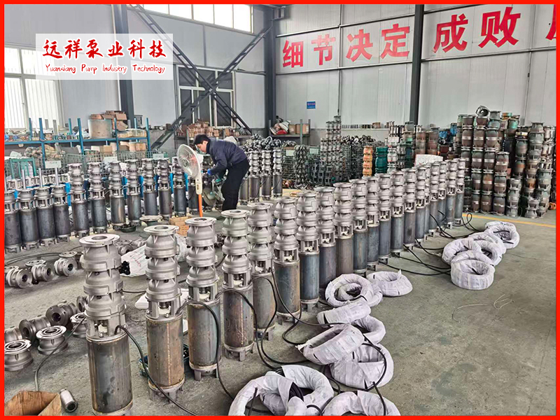    深井潜水泵是抽取地热水的必备设备。也可用于，水池、水箱、加压使用。具体可用于酒店温泉地下取水、小区供暖等。 热水潜